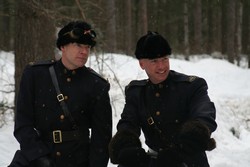 Guy Higgott (à gauche) et Erik Howells (à droite), vêtus de reproductions d'uniformes d'époque (de 1922 à 1939).  